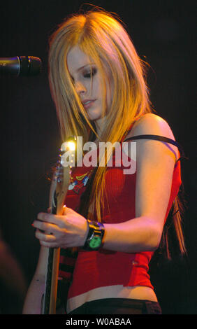 Avril Lavigne führt zu einem Ausverkauften Masse in der Air Canada Mitte November 4, 2004 in Toronto, Kanada, eine von mehreren kanadischen Anschläge auf den Monat - lange Nordamerikanischen Bein von ihrem 'Bonez Tour 2004 - Augen'. (UPI Foto/Christine Kauen) Stockfoto