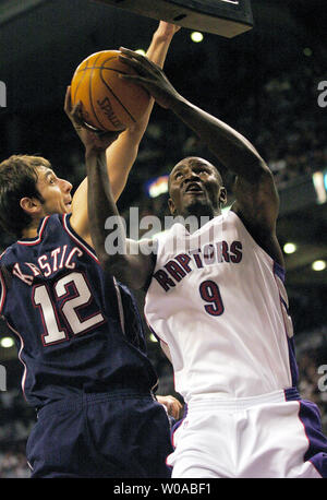 Toronto Raptors' Pape Sow geht an die Hoop wie New Jersey Nets' Nenad Krstic verteidigt in der Air Canada Mitte April 15, in Toronto, Kanada 2005. Die Netze ging auf die Raptors 101-90 zu besiegen. (UPI Foto/Christine Kauen) Stockfoto