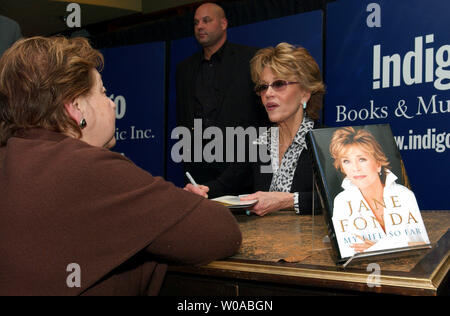 Schauspielerin Jane Fonda Chats mit einem Ventilator, wie sie Zeichen Kopien ihres Buches 'Mein Leben' in der Indigo Bücher und Musik speichern, 21. April 2005 in der Innenstadt von Toronto, Kanada. Fonda unterhielten die versammelten Menge mit Anekdoten aus ihrem Leben während einer kurzen Rede und Q&A Session vor dem booksigning. (UPI Foto/Christine Kauen) Stockfoto