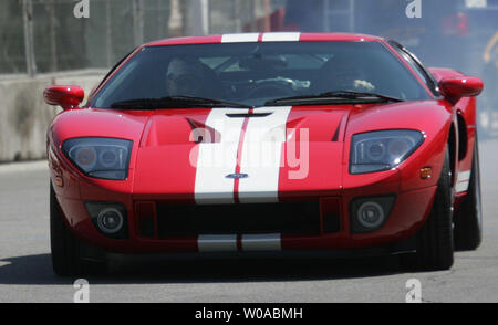 Forsythe team Champ Car Fahrer Paul Tracy, von Toronto, kommt an der Grube bei Ausstellung im neuen Ford GT offizielle Pace Car für den Toronto Molson Indy am 7. Juli 2005. Den 20. Lauf der Champ Car World Series Rennen findet am 10. Juli. Tracy ist ein zweifacher Gewinner des Toronto Indy race. (UPI Foto/Gnade Chiu) Stockfoto