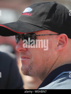 Forsythe team Champ Car Fahrer Paul Tracy, von Toronto, kommt an der Grube bei Ausstellungsort für die Toronto Molson Indy am 7. Juli 2005. Den 20. Lauf der Champ Car World Series Rennen findet am 10. Juli. Tracy ist ein zweifacher Gewinner des Toronto Indy race. (UPI Foto/Gnade Chiu) Stockfoto