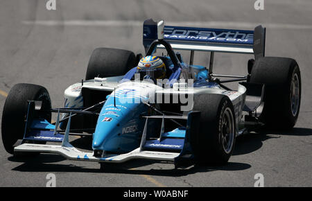 Mexikanische Champ Car Driver Mario Dominguez nimmt die erste Runde im Qualifying Rennen am Ausstellungsort für die Toronto Molson Indy am 8. Juli 2005. Dominguez veröffentlicht die fünfte beste Zeit von 59.380 Sekunden auf seinem fünften Runde hinter Forsythe Mannschaftskameraden Paul Tracy für das zwanzigste Betrieb der Molson Indy am 10. Juli vorzubereiten. (UPI Foto/Gnade Chiu) Stockfoto