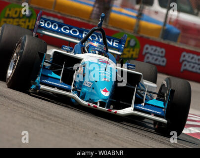 Champ Car Serie points Führer Paul Tracy führte der Weg mit der schnellsten Rundenzeit des Tages Im ersten Qualifying auf dem Toronto Molson Indy Juni 8, 2005 an der Ausstellung in Toronto, Kanada. Hometown Hero Tracy ging auf die vorläufige pole Nach der Zeiterfassung eine Rundenzeit von 58.887 Sekunden zu gewinnen. (UPI Foto/Christine Kauen) Stockfoto