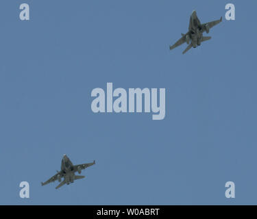 Kanadische Streitkräfte CF-18 Kampfjets Durchführen einer Straßenüberführung gerade vor der Champ Car Rennen am Ausstellungsort für 20 läuft der Toronto Molson Indy am 10. Juli 2005. Die Überführungen sind schnitt kurz nach einem Teil von einem der Strahlen auf den Boden fällt. (UPI Foto/Gnade Chiu) Stockfoto