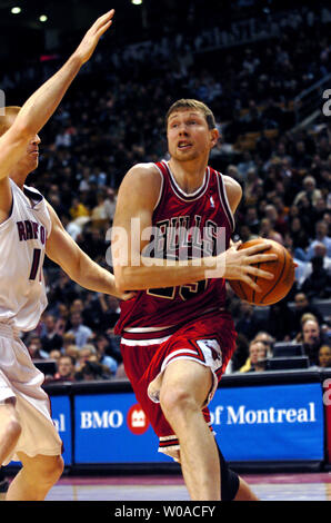 Chicago Bulls Darius Songaila Drives zum Korb als Toronto Raptors' Matt Bonner im zweiten Quartal Maßnahmen auf das Air Canada Centre am 14. Dezember in Toronto, Kanada 2005 verteidigt. Songaila führte seine Mannschaft mit 18 Punkten in der Nacht, als die Bullen besiegten die Raptors 105-94. (UPI Foto/Christine Kauen) Stockfoto