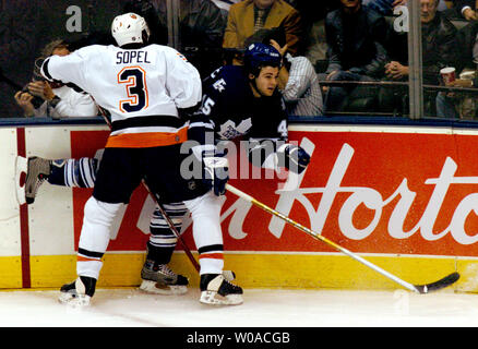 New York Islanders' Brent Sopel Kontrollen und Traps Toronto Maple Leafs' Carlo Colaiacovo gegen die Mainboards im ersten Zeitraum der Tätigkeit an den Air Canada Centre in Toronto, Kanada, am 19. Dezember 2005. (UPI Foto/Christine Kauen) Stockfoto