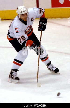Captain New York Islanders' Alexei Yashin übergibt den Puck während der ersten Periode gegen die Toronto Maple Leafs in der Air Canada Centre in Toronto, Kanada, am 19. Dezember 2005. Die Blätter besiegt die Inselbewohner 9-6. (UPI Foto/Christine Kauen) Stockfoto