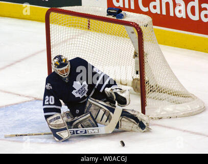 Toronto Maple Leafs Torhüter Ed Belfour macht einen Stopp während der ersten Periode gegen die New York Islanders in der Air Canada Centre in Toronto, Kanada, am 19. Dezember 2005. Die Blätter besiegt die Inselbewohner 9-6. (UPI Foto/Christine Kauen) Stockfoto