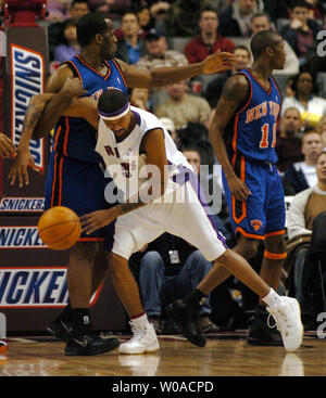 New York Knicks' Eddy Curry hält zurück Toronto Raptors' Jalen Rose, als er appelliert ein Foul gegen ihn im zweiten Quartal Aktion in der Air Canada Center am Januar 15, 2006 in Toronto, Kanada. Rose führte die Raptors mit 31 Punkten auf 10 von 15 schießen wie Toronto riss die Knicks" sechs - Spielgewinnstreifen mit einem 129-103 Sieg. (UPI Foto/Christine Kauen) Stockfoto