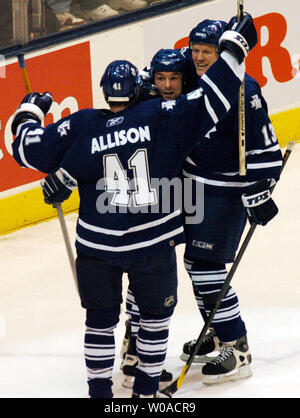 Toronto Maple Leafs" Darcy Tucker (Mitte) erhält Glückwünsche von Jason Allison und Kapitän Mats Sundin nach dem Scoring zweites Ziel treibt die Washington Capitals 2-2 am Ende der ersten Periode im Air Canada Centre in Toronto, Kanada, am 28. Februar 2006 zu binden. (UPI Foto/Christine Kauen) Stockfoto
