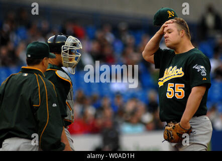 Oakland Athletics Krug Joe Blanton erhält einen Besuch auf dem Damm von pitchingtrainer Curt Jung und Catcher Adam Melhuse, nachdem sie herauf einen Grand Slam zu Lyle Toronto Blue Jays 'Overbay im ersten Inning in der Rogers Centre in Toronto, Kanada, am 10. Mai 2006. Die Eichelhäher ging auf die Leichtathletik 9-7 zu besiegen. (UPI Foto/Christine Kauen) Stockfoto