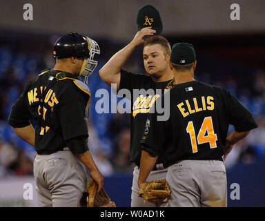 Oakland Athletics Krug Joe Blanton erhält einen Besuch auf dem Damm von Catcher Adam Melhuse und zweiten Basisspieler Mark Ellis im vierten Inning gegen die Toronto Blue Jays in der Rogers Centre in Toronto, Kanada, am 10. Mai 2006. Die Eichelhäher ging auf die Leichtathletik 9-7 zu besiegen. (UPI Foto/Christine Kauen) Stockfoto