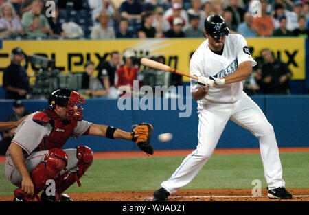 Boston Red Sox catcher Doug Mirabelli hält seinen Handschuh den Fang als Troy Toronto Blue Jays' Glaus zu machen dauert ein Schlag von Krug David Pauley im vierten Inning Maßnahmen auf das Rogers Centre in Toronto, Kanada, am 31. Mai 2006. Die Red Sox vermieden, in ihrer Reihe hier gefegt, wie Sie auf die Eichelhäher 8-6 zu besiegen. (UPI Foto/Christine Kauen) Stockfoto