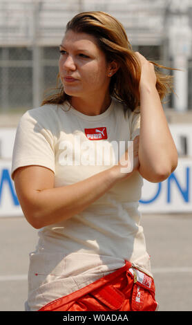 England's Katherine Legge, die einzige Frau im Feld von 18 Fahrern an der Toronto Molson Grand Prix, Wanderungen Abseits der Strecke nach einer Praxis Tagung Ausstellung in Toronto, Kanada, am 7. Juli 2006. Legge beendete auf Platz 16 nach dem heutigen Qualifying. (UPI Foto/Christine Kauen) Stockfoto