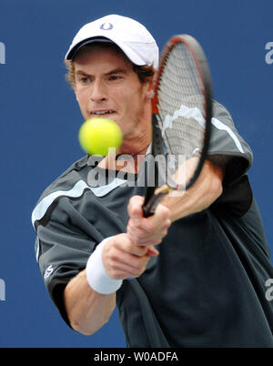 Großbritanniens Andy Murray hits eine rückhand Zurück zu Carlos Moya beim Rogers Cup Aktion in der Rexall Mitte in Toronto, Kanada, am 10. August 2006. 19 Jahre alte Murray besiegt Moya 6-2, 6-4 in Sätzen. (UPI Foto/Christine Kauen) Stockfoto