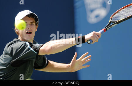 Großbritanniens Andy Murray erstreckt sich eine Rückhand in seinem Match gegen Jarkko Nieminen beim Rogers Cup Aktion in der Rexall Mitte in Toronto, Kanada, am 11. August 2006 zu erreichen. Murray in drei Sätzen besiegte Nieminen 6-4, 6-7, 6-3. (UPI Foto/Christine Kauen) Stockfoto