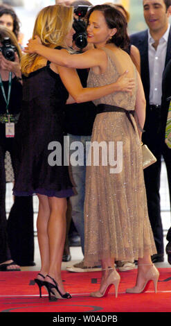 Reese Witherspoon (links) und Christina Ricci Hug auf dem roten Teppich vor der Weltpremiere von "Penelope" bei Roy Thomson Hall während des Toronto International Film Festival in Toronto, Kanada, am 8. September 2006. (UPI Foto/Christine Kauen) Stockfoto