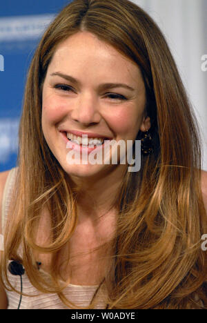 Jacinda Barrett besucht das Toronto International Film Festival Pressekonferenz für "Die Letzten" im Sutton Place Hotel in Toronto, Kanada, am 10. September 2006 Küssen. (UPI Foto/Christine Kauen) Stockfoto