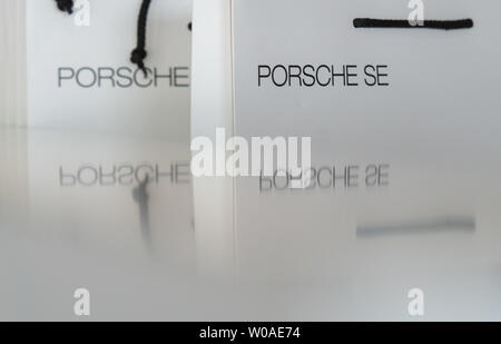 Stuttgart, Deutschland. 27 Juni, 2019. Auf der Hauptversammlung der Porsche Automobil Holding SE, Taschen für Aktionäre wider. Porsche SE ist die VW-Holding. Quelle: Stefan Puchner/dpa/Alamy leben Nachrichten Stockfoto