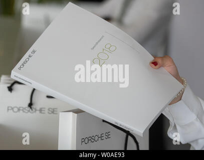 Stuttgart, Deutschland. 27 Juni, 2019. Auf der Hauptversammlung der Porsche Automobil Holding SE, hält eine Frau den Jahresbericht. Porsche SE ist die VW-Holding. Quelle: Stefan Puchner/dpa/Alamy leben Nachrichten Stockfoto