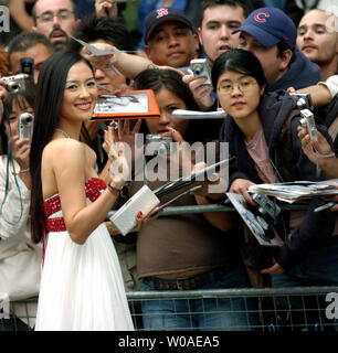 Zhang Ziyi Autogramme für die Fans vor dem Toronto International Film Festival Gala Screening von "Banquet" bei Roy Thomson Hall in Toronto, Kanada, am 15. September 2006. Die chinesischen Star ist am besten für ihre Hauptrollen in "Held" und "Crouching Tiger, Hidden Dragon" bekannt. (UPI Foto/Christine Kauen) Stockfoto