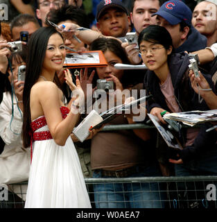 Zhang Ziyi Autogramme für die Fans vor dem Toronto International Film Festival Gala Screening von "Banquet" bei Roy Thomson Hall in Toronto, Kanada, am 15. September 2006. Die chinesischen Star ist am besten für ihre Hauptrollen in "Held" und "Crouching Tiger, Hidden Dragon" bekannt. (UPI Foto/Christine Kauen) Stockfoto