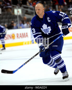 Toronto Maple Leafs Kapitän Mats Sundin von Schweden nimmt, um das Eis vor dem Spiel als die Blätter host die Colorado Avalanche im Air Canada Centre in Toronto, Kanada, am 18. Oktober 2006 Skate. Die Lawine ging auf die Blätter 4-1 zu besiegen. (UPI Foto/Christine Kauen) Stockfoto