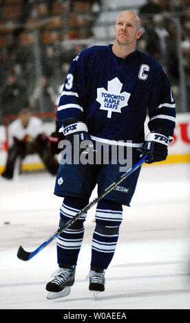 Toronto Maple Leafs" und "Schweden Team Captain Mats Sundin dauert, bis das Eis während der pre-Spiel vorwärmungen als treibt die Ottawa Senators in der Air Canada Centre in Toronto, Kanada, am 24. Oktober 2006. (UPI Foto/Christine Kauen) Stockfoto