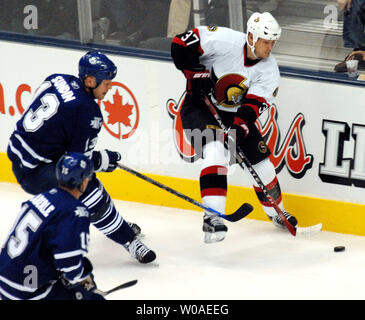 Ottawa Senators' Dean McAmmond sieht den Puck hinter Toronto Maple Leafs" Tomas Kaberle und Kapitän Mats Sundin während der ersten Periode im Air Canada Centre in Toronto, Kanada, am 24. Oktober 2006 statt. Die Senatoren besiegt die Blätter 6-2. (UPI Foto/Christine Kauen) Stockfoto