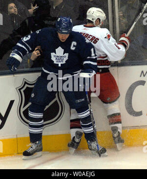 Toronto Maple Leafs Kapitän Mats Sundin, Schweden, hat Carolina Hurricanes' Dennis Seidenberg gegen die Mainboards im ersten Zeitraum der Tätigkeit an den Air Canada Centre in Toronto, Kanada, am 9. Januar 2007. (UPI Foto/Christine Kauen) Stockfoto