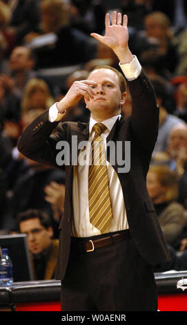 New Jersey Nets Head Coach Lawrence Frank Gesten zu seinen Spielern im zweiten Quartal gegen die Toronto Raptors in der Air Canada Centre in Toronto, Kanada, am 14. Februar 2007. Die Raptors besiegt die Netze 120-109. (UPI Foto/Christine Kauen) Stockfoto
