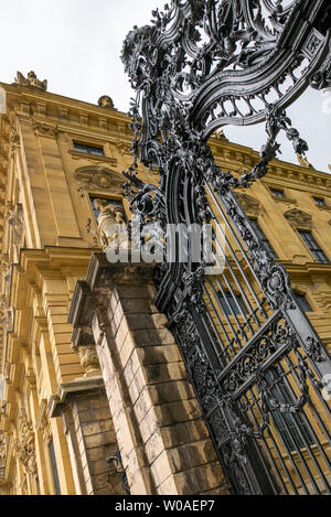 Würzburg, Deutschland - Juni 12, 2019: Gitter in der Eingang zu den Gärten der Anlage Stockfoto