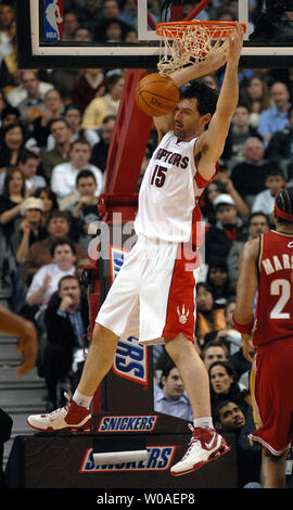 Toronto Raptors' Jorge Garbajosa Spaniens macht einen Slam Dunk im ersten Quartal Maßnahmen gegen die Cleveland Cavaliers in der Air Canada Centre in Toronto, Kanada, am 21. Februar 2007. Die Kavaliere besiegten die Raptors 86-85. (UPI Foto/Christine Kauen) Stockfoto