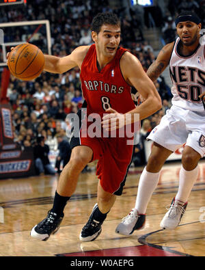 Toronto Raptors' Jose Calderon von Spanien treibt die Kugel durch New Jersey Nets "Eddie House im zweiten Quartal im Air Canada Centre in Toronto, Kanada, am 14. Februar 2007. Calderon zählte 16 Punkte in der Raptors' 120-109 Gewinn über die Netze. (UPI Foto/Christine Kauen) Stockfoto