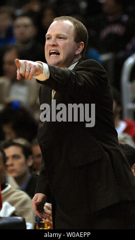 New Jersey Nets Head Coach Lawrence Frank brüllt Anweisungen an seine Spieler im ersten Quartal Maßnahmen gegen die Toronto Raptors in der Air Canada Centre in Toronto, Kanada, am 14. Februar 2007. Die Raptors besiegt die Netze 120-109. (UPI Foto/Christine Kauen) Stockfoto