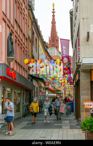 Würzburg, Deutschland - Juni 12, 2019: Schuster Gasse mit Luftballons dekoriert Stockfoto