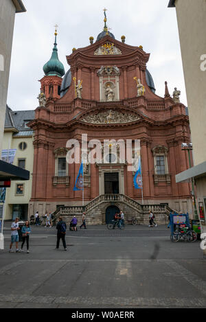 Würzburg, Deutschland - Juni 12, 2019: Neumünster Stiftskirche, Westfassade im barocken Stil Stockfoto