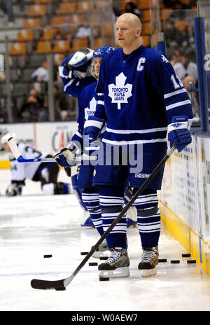 Toronto Maple Leafs Kapitän Mats Sundin von Schweden nach dem Aufwärmen vor dem Spiel Skate als die Blätter host die Tampa Bay Lightning in der Air Canada Centre in Toronto, Kanada, am 13. März 2007. Die Blätter der Blitz 3-2 besiegte. (UPI Foto/Christine Kauen) Stockfoto