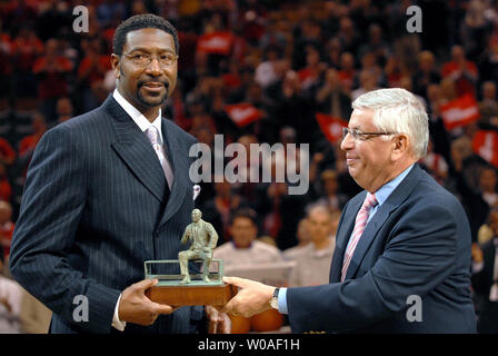Toronto Raptors' Head Coach Sam Mitchell (L) erhält den Red Auerbach Trophäe für NBA-Trainer des Jahres 2006-07 von Commissioner David Stern vor der Raptors host der New Jersey im Air Canada Centre in Toronto, Kanada, am 24. April 2007 Netze. (UPI Foto/Christine Kauen) Stockfoto