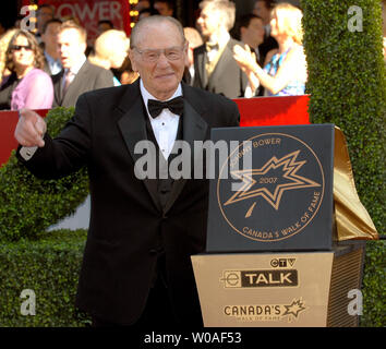 Hockey Hall of Famer Johnny Bower zeigt seine neu enthüllt Stern als er in Canada's Walk of Fame an einer Zeremonie an der Kolibri Centre in Toronto, Kanada, am 9. Juni 2007 eingesetzt wird. (UPI Foto/Christine Kauen) Stockfoto