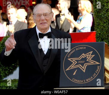 Hockey Hall of Famer Johnny Bower zeigt seine neu enthüllt Stern als er in Canada's Walk of Fame an einer Zeremonie an der Kolibri Centre in Toronto, Kanada, am 9. Juni 2007 eingesetzt wird. (UPI Foto/Christine Kauen) Stockfoto