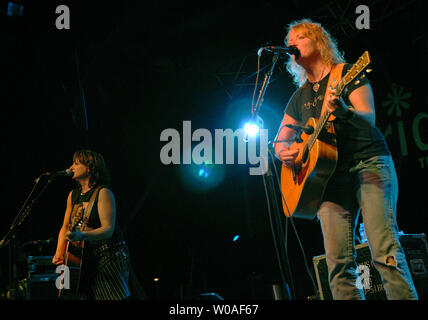 American folk rock Duo die Indigo Girls Amy Ray (L) und Emily Nimes auf der Bühne im Herzen der Gay Village als Teil der Stolz Toronto Festlichkeiten in der Innenstadt von Toronto, Kanada am 23. Juni 2007 durchzuführen. Der Singer/Songwriter, Symbole der homosexuellen Gemeinschaft, sind in der Stadt Dachverkleidung eine Reihe von kostenlosen Konzerten während einer der grössten Stolz feiern der Welt. (UPI Foto/Christine Kauen) Stockfoto