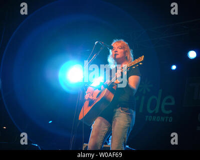 Emily Nimes der amerikanischen Folk Rock Duo, die Indigo Girls, führt auf der Bühne im Herzen der Gay Village als Teil der Stolz Toronto Festlichkeiten in der Innenstadt von Toronto, Kanada am 23. Juni 2007. Nimes und songwriting Partner Amy Ray, Symbole der homosexuellen Gemeinschaft, sind in der Stadt Dachverkleidung eine Reihe von kostenlosen Konzerten während einer der grössten Stolz feiern der Welt. (UPI Foto/Christine Kauen) Stockfoto