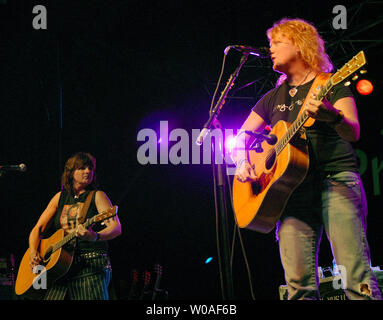 American folk rock Duo, die Indigo Girls Amy Ray (L) und Emily Nimes durchführen auf der Bühne im Herzen der Gay Village als Teil der Stolz Toronto Festlichkeiten in der Innenstadt von Toronto, Kanada am 23. Juni 2007. Der Singer/Songwriter, Symbole der homosexuellen Gemeinschaft, sind in der Stadt Dachverkleidung eine Reihe von kostenlosen Konzerten während einer der grössten Stolz feiern der Welt. (UPI Foto/Christine Kauen) Stockfoto