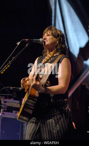 Amy Ray der amerikanischen Folk Rock Duo die Indigo Girls führt auf der Bühne im Herzen der Gay Village als Teil der Stolz Toronto Festlichkeiten in der Innenstadt von Toronto, Kanada am 23. Juni 2007. Ray und songwriting Partner Emily Nimes, Symbole der homosexuellen Gemeinschaft, sind in der Stadt Dachverkleidung eine Reihe von kostenlosen Konzerten während einer der grössten Stolz feiern der Welt. (UPI Foto/Christine Kauen) Stockfoto