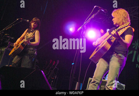 American folk rock Duo die Indigo Girls Amy Ray (L) und Emily Nimes auf der Bühne im Herzen der Gay Village als Teil der Stolz Toronto Festlichkeiten in der Innenstadt von Toronto, Kanada am 23. Juni 2007 durchzuführen. Der Singer/Songwriter, Symbole der homosexuellen Gemeinschaft, sind in der Stadt Dachverkleidung eine Reihe von kostenlosen Konzerten während einer der grössten Stolz feiern der Welt. (UPI Foto/Christine Kauen) Stockfoto