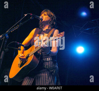 Amy Ray der amerikanischen Folk Rock Duo die Indigo Girls führt auf der Bühne im Herzen der Gay Village als Teil der Stolz Toronto Festlichkeiten in der Innenstadt von Toronto, Kanada am 23. Juni 2007. Ray und songwriting Partner Emily Nimes, Symbole der homosexuellen Gemeinschaft, sind in der Stadt Dachverkleidung eine Reihe von kostenlosen Konzerten während einer der grössten Stolz feiern der Welt. (UPI Foto/Christine Kauen) Stockfoto