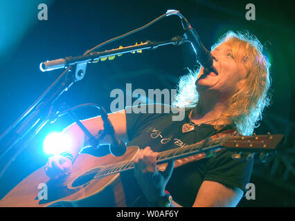 Emily Nimes der amerikanischen Folk Rock Duo die Indigo Girls führt auf der Bühne im Herzen der Gay Village als Teil der Stolz Toronto Festlichkeiten in der Innenstadt von Toronto, Kanada am 23. Juni 2007. Nimes und songwriting Partner Amy Ray, Symbole der homosexuellen Gemeinschaft, sind in der Stadt Dachverkleidung eine Reihe von kostenlosen Konzerten während einer der grössten Stolz feiern der Welt. (UPI Foto/Christine Kauen) Stockfoto