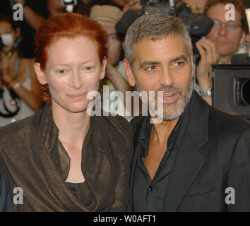 George Clooney (R) und Tilda Swinton an Roy Thomson Hall für die weltpremiere Galavorstellung von 'Michael Clayton' während des Toronto International Film Festival in Toronto, Kanada, am 7. September 2007. (UPI Foto/Christine Kauen) Stockfoto