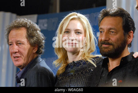 (L - R) Geoffrey Rush, Cate Blanchett und Regisseur Shekhar Kapur nehmen an der Toronto International Film Festival Pressekonferenz für "Elizabeth: The Golden Age" im Sutton Place Hotel in Toronto, Kanada, am 9. September 2007. (UPI Foto/Christine Kauen) Stockfoto